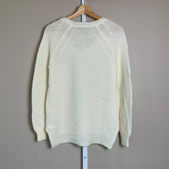 GAP Textured Stitch V-neck Sweater - Picture 9 of 16